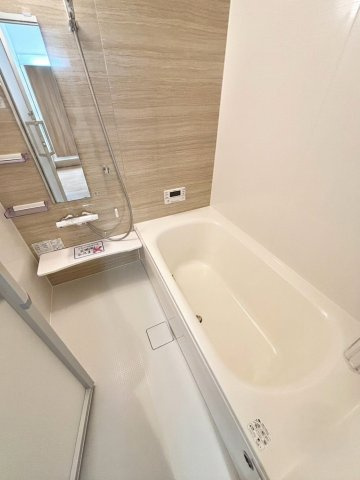 福住２条９丁目　新築戸建の浴室|一坪タイプのゆったりとした浴室。木目のアクセントパネルが落ち着いた雰囲気を演出。日々の疲れを癒せます。お手入れのしやすさにも配慮されています
