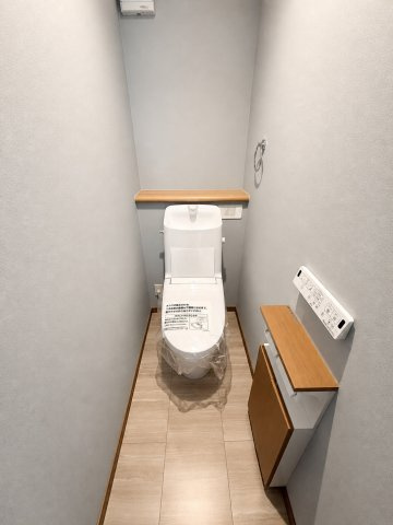 福住２条９丁目　新築戸建のトイレ|収納付き、落ち着いた色合いのトイレ