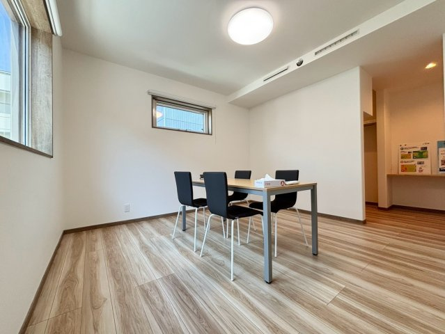 福住２条９丁目　新築戸建の居間・リビング|大容量のウォークインクローゼットを備えた洋室。