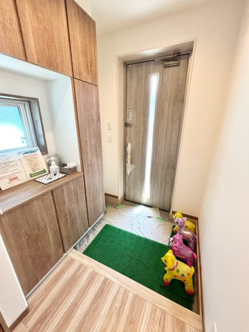 福住２条９丁目　新築戸建の玄関|窓から自然光が差し込む明るい玄関。
