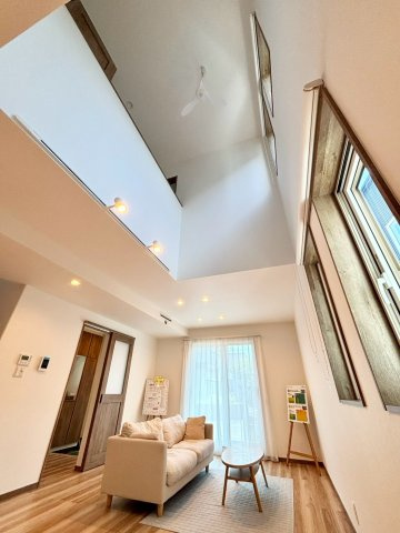 福住２条９丁目　新築戸建のその他|リビング吹抜け写真。大きな窓からやさしい陽光が差し込み、住まいに上質な温もりを添えます