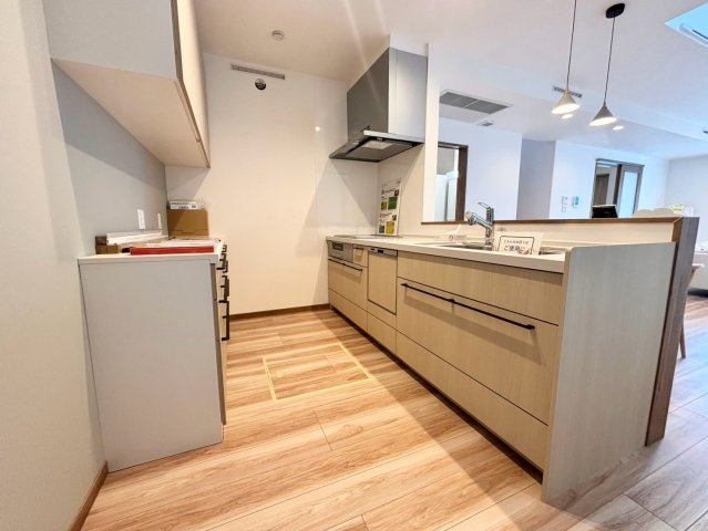 福住２条９丁目　新築戸建のキッチン|ナチュラルで清潔感あふれる対面キッチン。カップボード付きで料理道具もすっきりと収納出来ます。