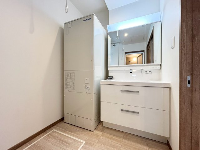 福住２条９丁目　新築戸建の独立洗面台|三面鏡タイプの独立洗面台。鏡裏は収納スペースとなっており、洗面まわりをすっきりと保てます。