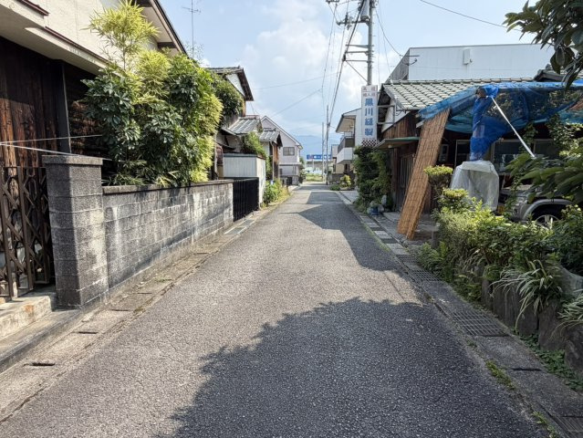 西条市大町325-14　売土地の前面道路含む現地写真