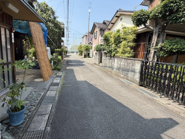 西条市大町325-14　売土地の前面道路含む現地写真