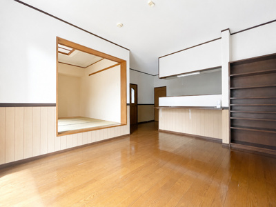 【居間・リビング】 | ◆町田市木曽西１丁目　中古戸建◆ | ◆一家だんらんのスペースとなるＬＤＫ。窓から明るい光が差し込み、思わず家族の会話も弾む快適な空間