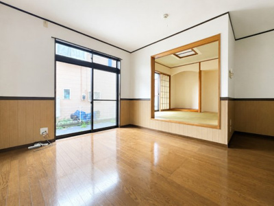 【居間・リビング】 | ◆町田市木曽西１丁目　中古戸建◆ | ◆ご家族の会話がはずむ、開放的なＬＤＫです。休日はお陽さまの光をたっぷりととりこめるぽかぽかリビングで過ごしませんか？