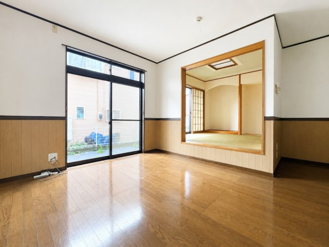 【居間・リビング】 | ◆町田市木曽西１丁目　中古戸建◆ | ◆ご家族の会話がはずむ、開放的なＬＤＫです。休日はお陽さまの光をたっぷりととりこめるぽかぽかリビングで過ごしませんか？