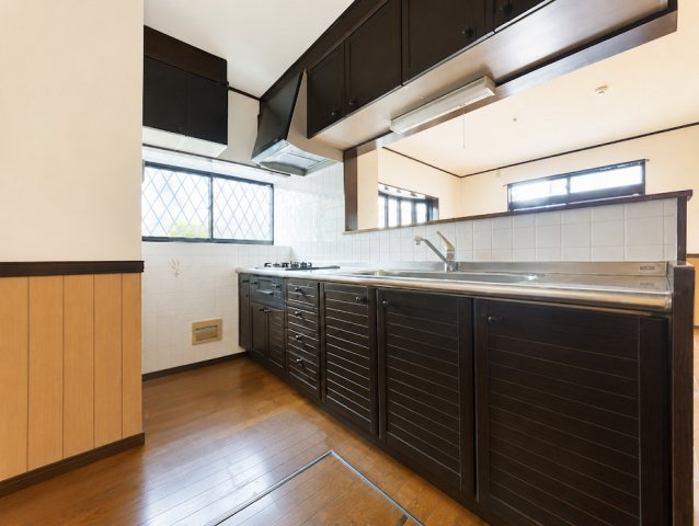 【キッチン】 | ◆町田市木曽西１丁目　中古戸建◆ | ◆デザイン性と機能性を兼ね備えたキッチンです。リビングスペースとの一体感が生まれ、広々空間を演出してくれます。