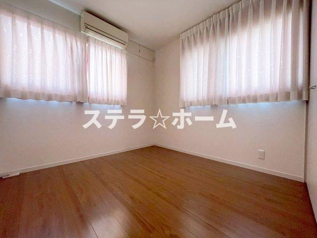 石橋麻田町 中古戸建の洋室|落ち着いた色調の洋室です