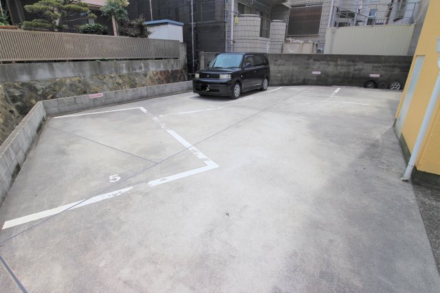 リーガルハウスⅢ垂水の駐車場