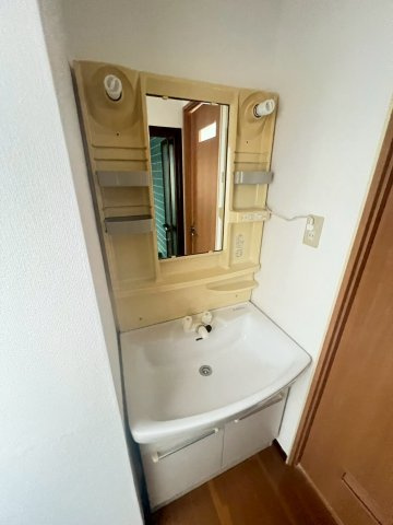 下畑町貸家の洗面所