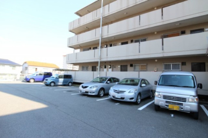 ロイヤルコーポ吉田の駐車場