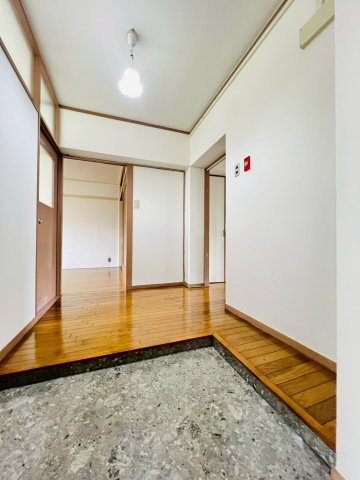 星陵台住宅１号棟の玄関