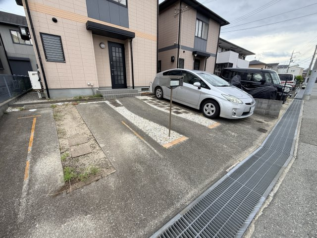 メゾン・プルーンの駐車場