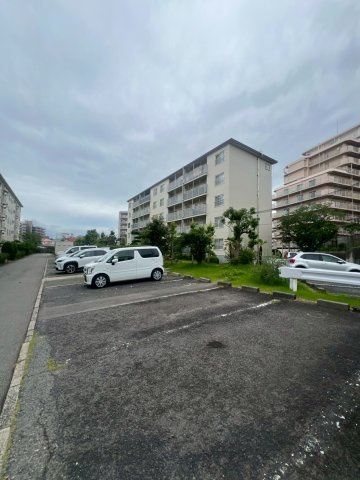 神陵台西住宅62号棟の駐車場