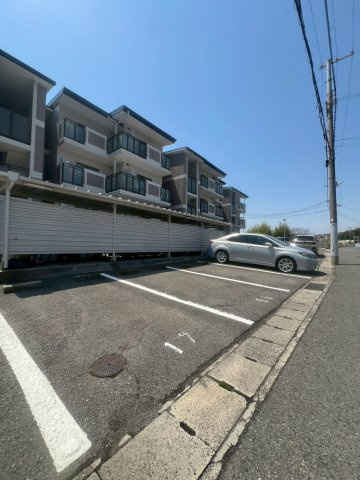 リバーサイド北別府の駐車場