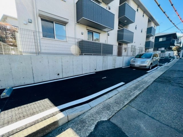 YKメゾン舞子台の駐車場