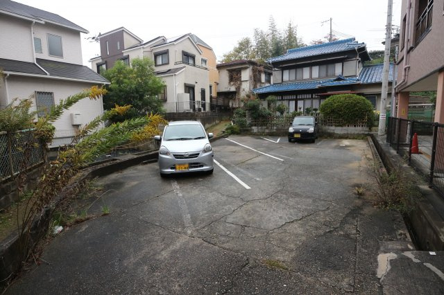 名谷マンションの駐車場