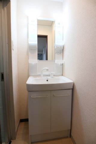 名谷マンションの独立洗面台