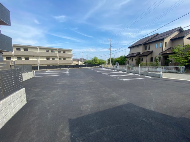 グランセレーナオオクボの駐車場