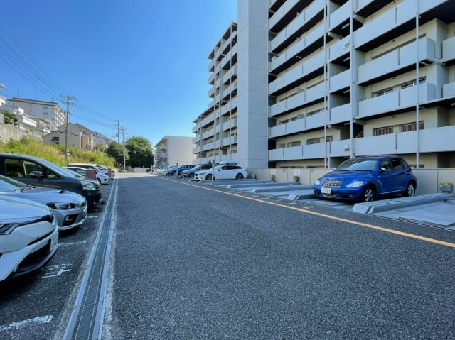 西舞子パークホームズ４号棟の駐車場