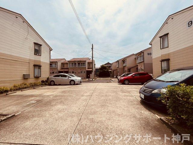 タウンハウス北別府1の駐車場