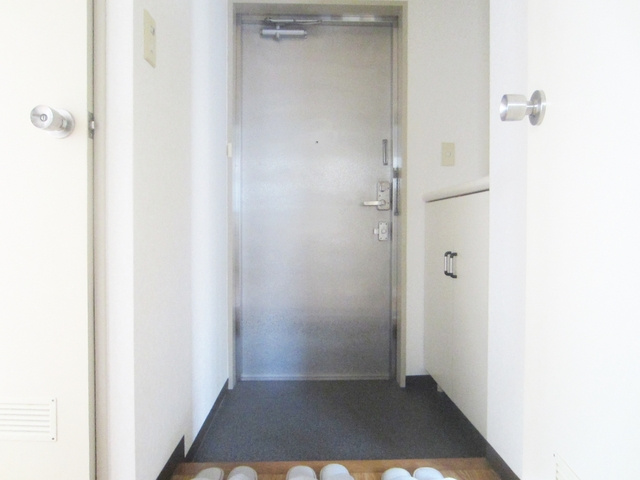 旭泉マンションの玄関|収納付きの玄関ですっきり使えます