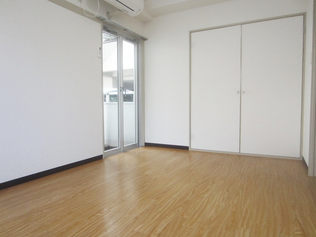 旭泉マンションの洋室|キレイな形の使い易い洋室です