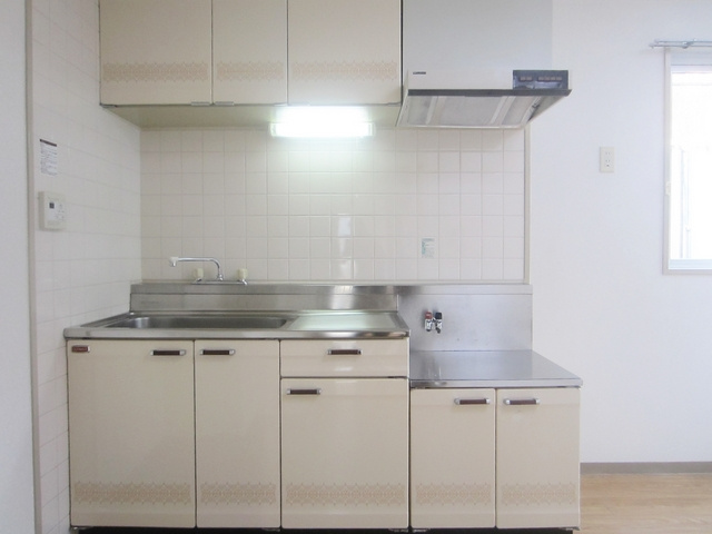 旭泉マンションのキッチン|収納もたっぷりついて2口ガスコンロ設置可のキッチンです