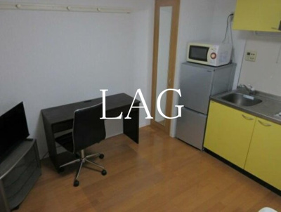 【居間・リビング】 | プチグランデミオ | 洋室のお部屋です。（家具家電付きです）