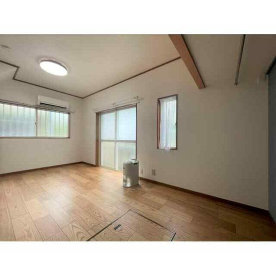 【居間・リビング】 | 杉並区上井草3丁目戸建 | 明るい洋室！