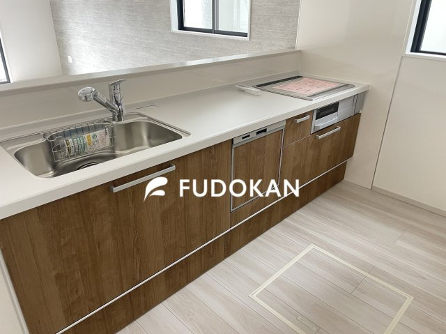 山形市鈴川町２丁目の新築一戸建のキッチン|広々ワイドなキッチンは料理がしやすく快適です。