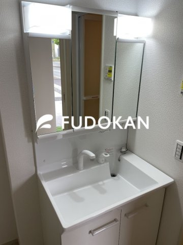 山形市鈴川町２丁目の新築一戸建の独立洗面台|三面鏡の洗面台は、スタイリッシュなだけでなく収納力もあります。
