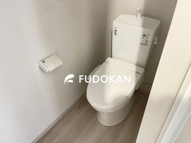 山形市鈴川町２丁目の新築一戸建のトイレ|節水タイプのトイレは水道代の節約に繋がります。