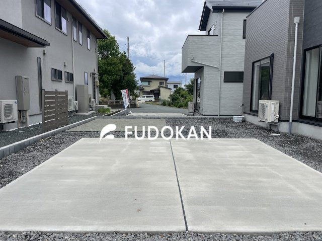 山形市鈴川町２丁目の新築一戸建の外観|駐車場は土間コンクリート施工済みです。