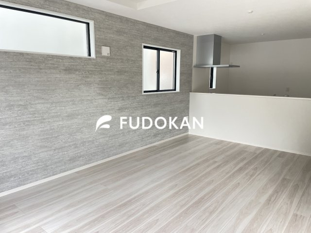 山形市鈴川町２丁目の新築一戸建の居間・リビング|リビングは広々です。家族の団欒の場として家庭を包みます。