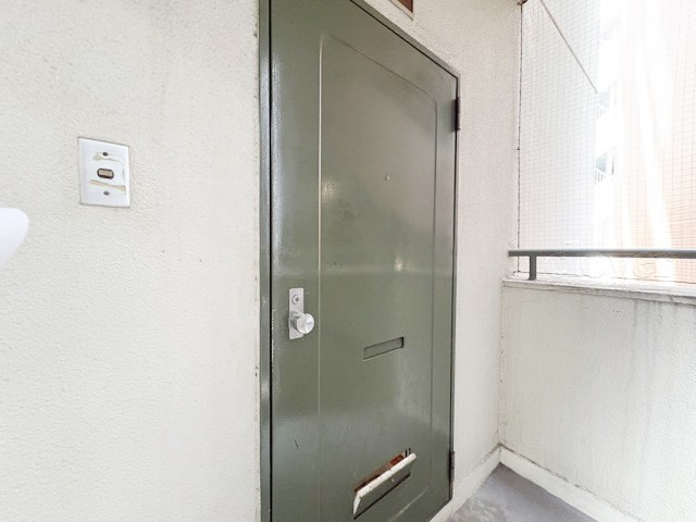 【その他共用部分】 | 五反田ダイヤモンドマンション | 皆様をお迎えする、お部屋の玄関ドア。開けやすさや開放角度、ドアノブの操作しやすさや鍵の形状などを、現地で一度ご確認ください。～即日のご見学可能～　お問合せはお気軽にどうぞ。

