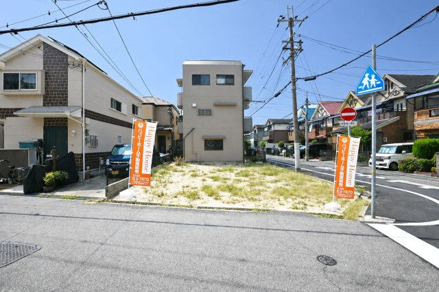 SPITI稲葉荘4丁目条件付き売土地の外観|開放感のある北西角地。前面道路は約6mとゆとりがあり、
お車の出し入れもスムーズに行えます！