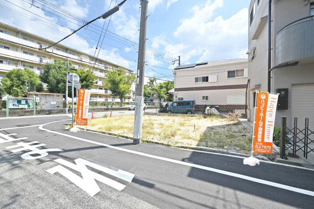 SPITI稲葉荘4丁目条件付き売土地の前面道路含む現地写真|前面道路は西側6.0ｍ、北側6.0ｍ◎
開放感のある北西角地ならではの心地よい住環境です。