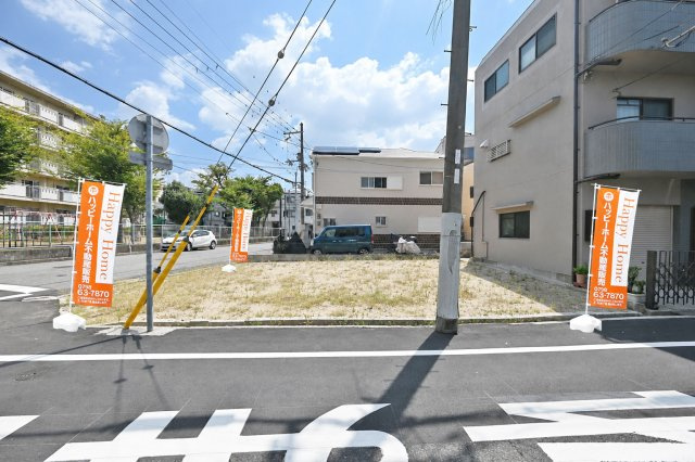 SPITI稲葉荘4丁目条件付き売土地の前面道路含む現地写真|前面道路は西側6.0ｍ、北側6.0ｍ◎
開放感のある北西角地ならではの心地よい住環境です。