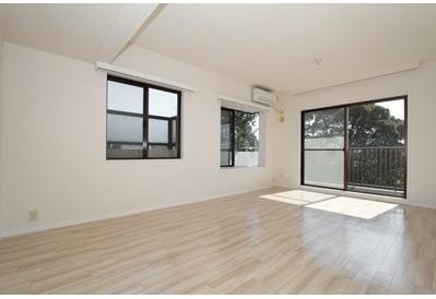 【居間・リビング】 | パーク・ノヴァ大船 | 開放感のあるゆったりとしたお部屋です♪
