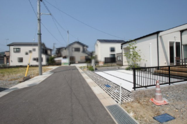 鴨部　新築戸建　5号地　（全11区画）の前面道路含む現地写真