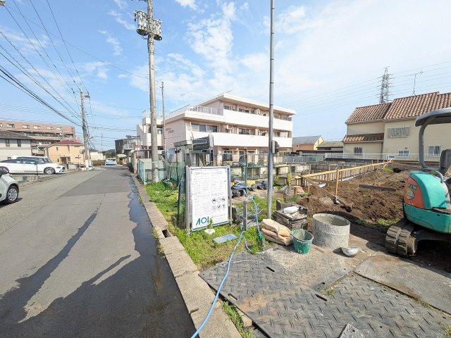 八王子市　椚田町　新築一戸建ての前面道路含む現地写真|～前面6ｍ道路につき駐車もしやすいです～
