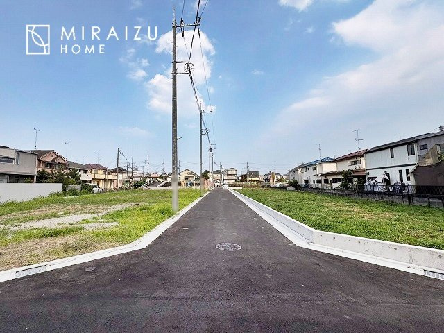 【前面道路含む現地写真】 | 開放感のある閑静な住宅街。陽当たりも良く、快適な暮らしを叶える住まいです。見学・ご相談はお気軽にお問い合わせください。
