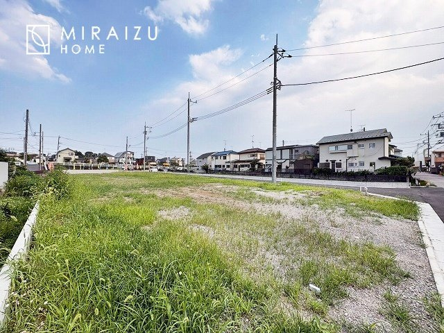 【外観】 | 運転が苦手な方にも安心の前面道路。ゆとりのある幅員で、お車の出し入れもスムーズです。整備された道路は、毎日の暮らしも気持ちよくしてくれます♪