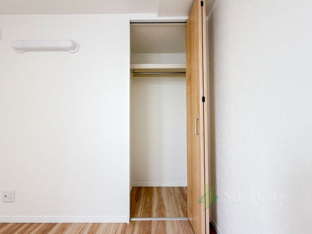 田園調布コーポラスの収納|クローゼット　洋室2