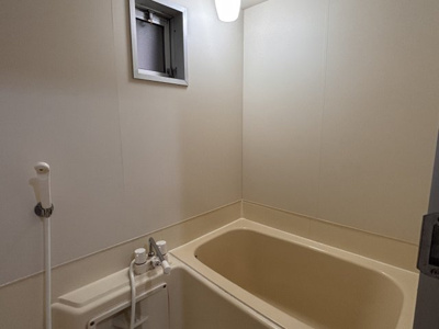 【浴室】 | ベルメゾン住吉 | 窓のあるお風呂場です。