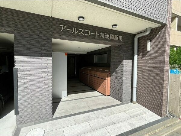 アールズコート新瑞橋駅前のエントランス