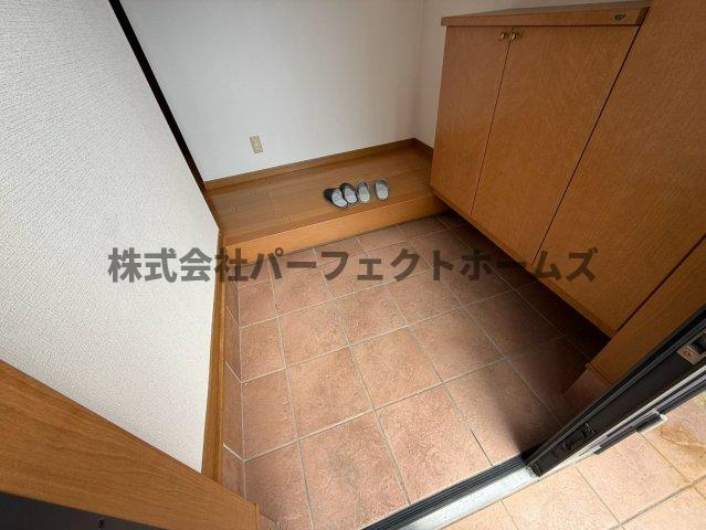 津田山手2丁目戸建　賃貸の玄関|明るい玄関です